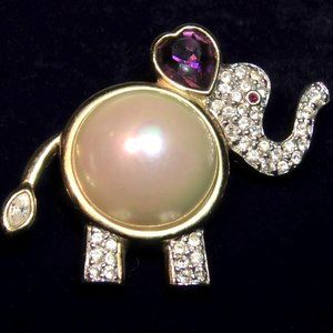 🐘Vintage gold tone elephant brooch with rhinestones and iridescent faux pearl